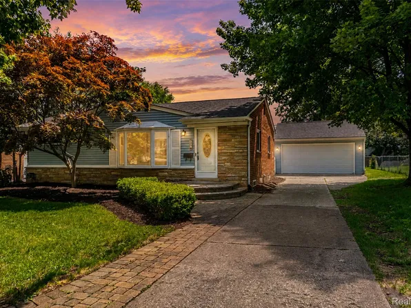221 Reitman Ct, Rochester Hills, MI 48307