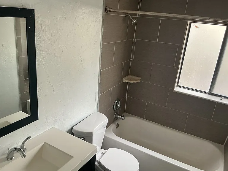 722 SW 70th Ter — Photo 3