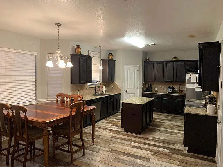2801 Curtis Dr — Photo 6