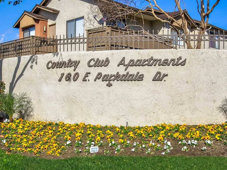Country Club Apartments — Photo 6