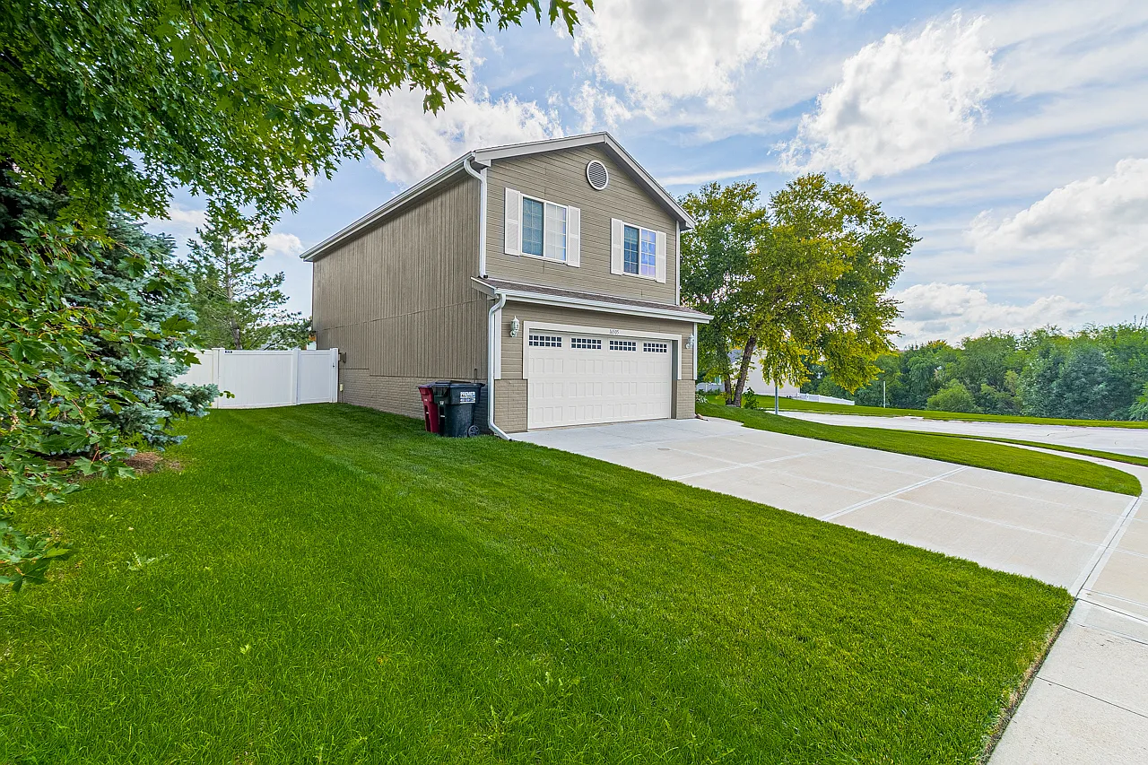 4 bed, 2.5 bath, 1986 sqft, $2,700 — Photo 2