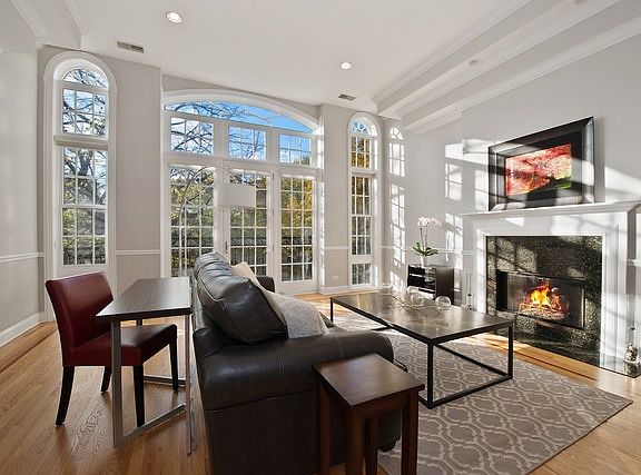 2nd image of 2041 N Bissell St #3