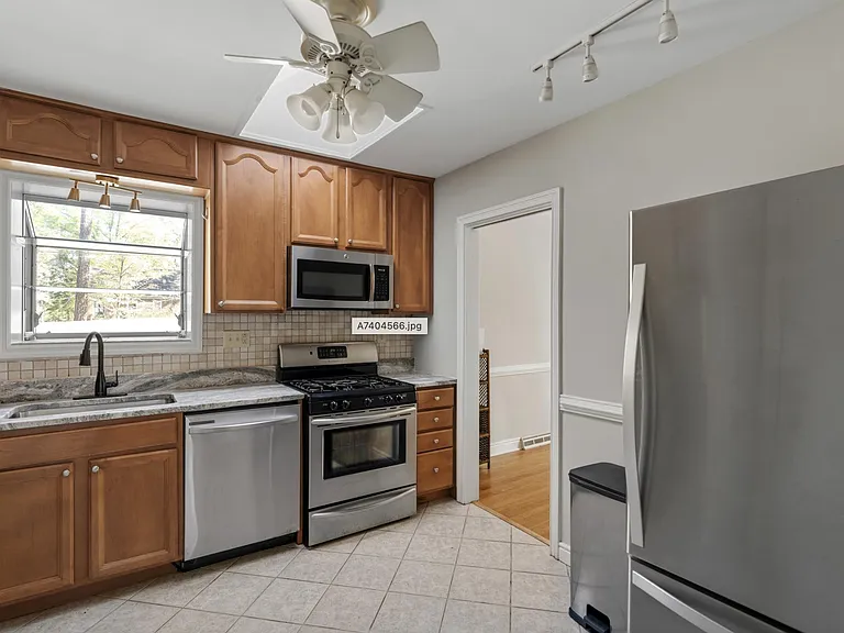 Common-Full Kitchen with Stove, Fridge, Dishwasher, Sink, Microwave. Cooking utensils, Eating cutlery, Glasses