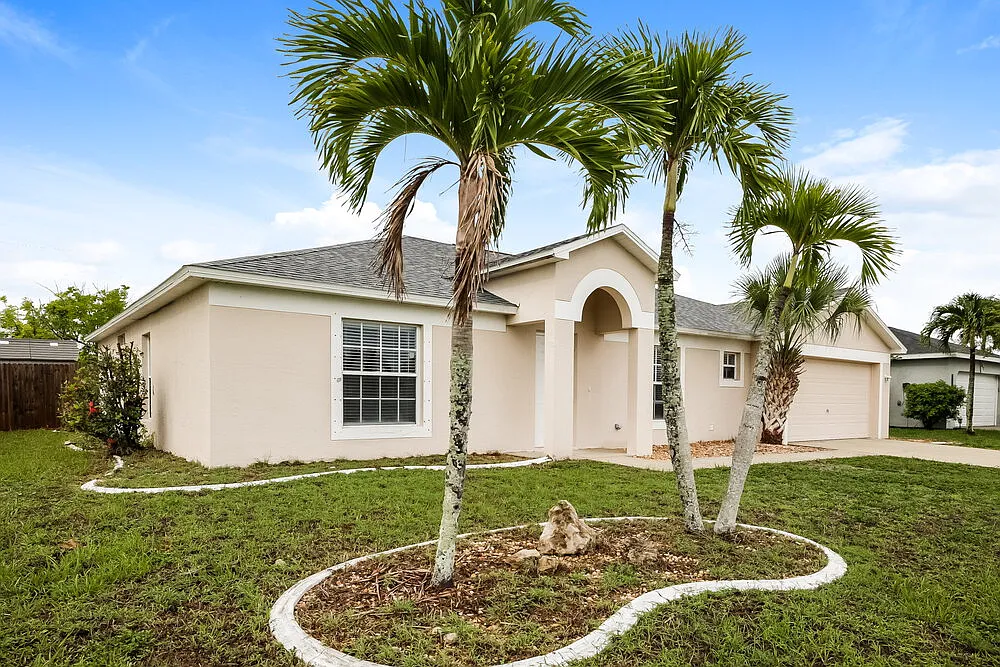 3 bed, 2.0 bath, 1993 sqft, $1,960 — Photo 3