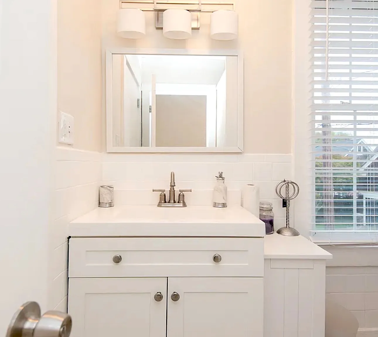 2 bed, 900 sqft, $3,000 — Photo 1