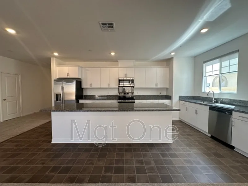4 bed, 2.0 bath, 2194 sqft, $3,395 — Photo 4