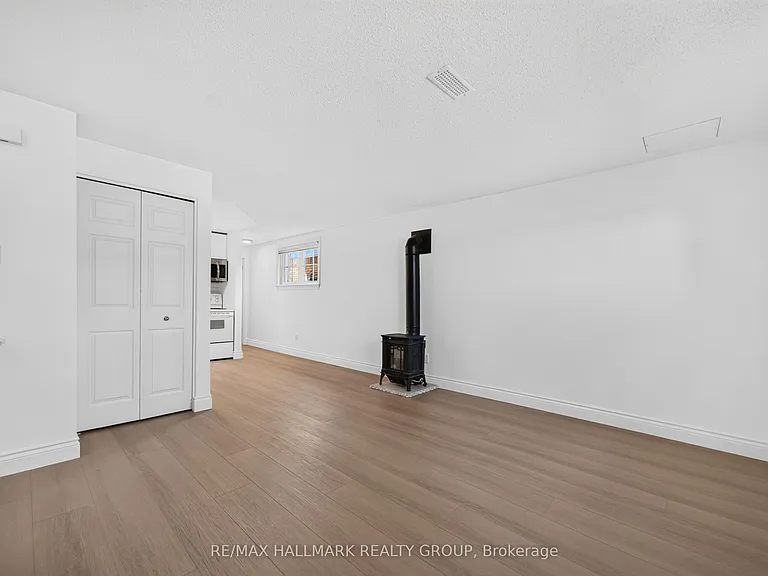 44 Centrepointe Dr — Photo 11