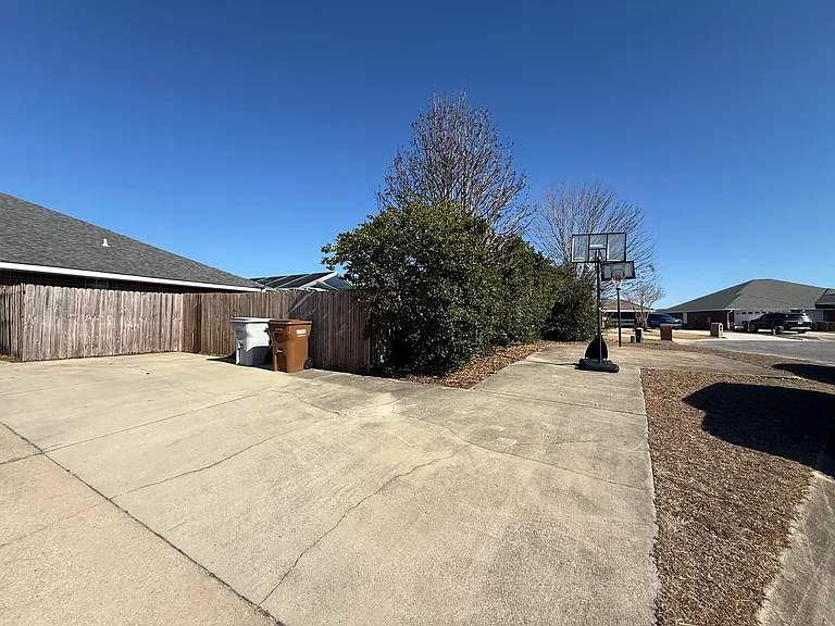 2414 Heritage Cir — Photo 7
