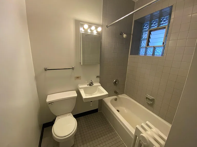Central Park Apartments — Photo 18