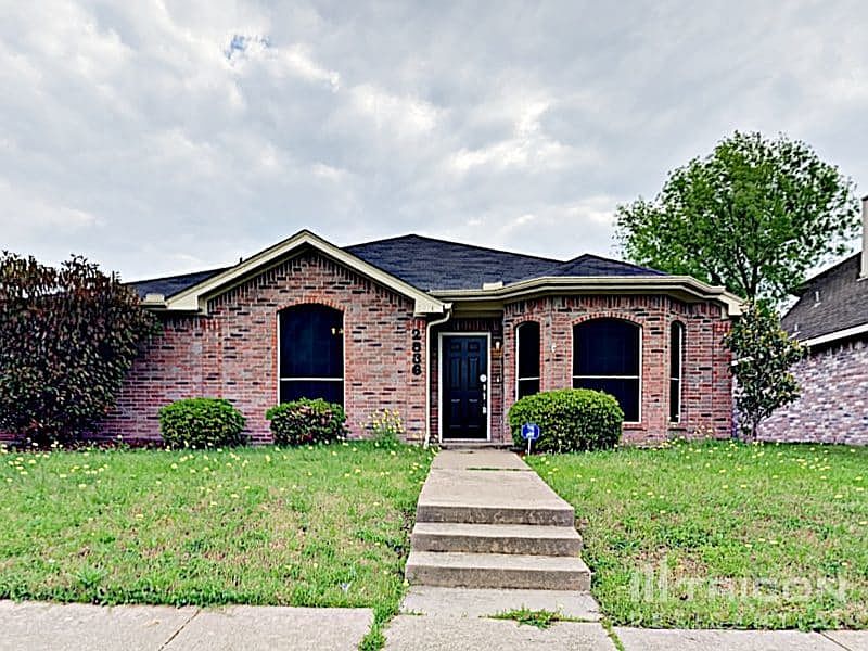 1st image of 2836 Helen Ln