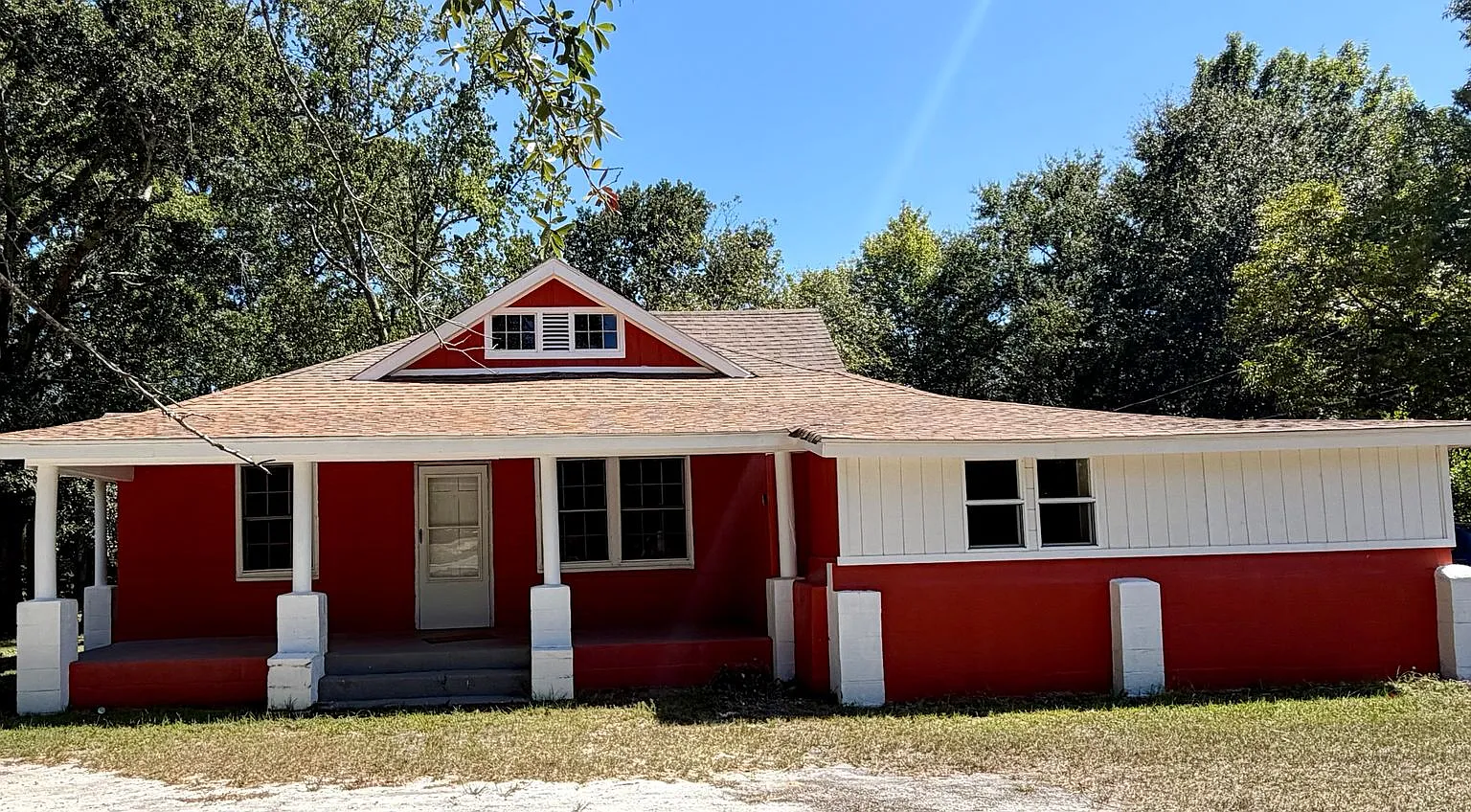 Spacious Home With Large Fenced Yard — Photo 1