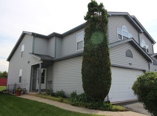 983 Apple Ct, Aurora, IL 60505