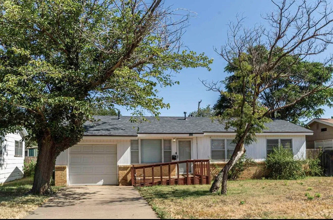 3 bed, 1.0 bath, 900 sqft, $1,050 — Photo 1