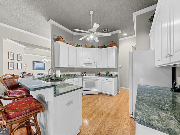 4th image of 913 Larkspur Ln