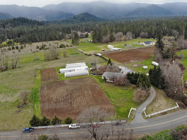 1205 Pine Grove Rd, Rogue River, OR 97537