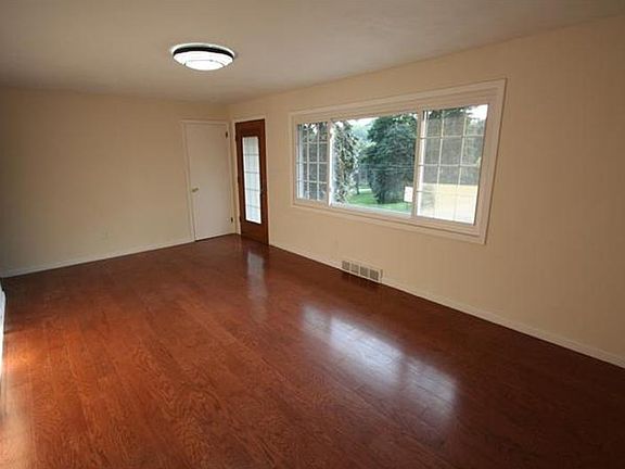 3rd image of 106 College Park Dr