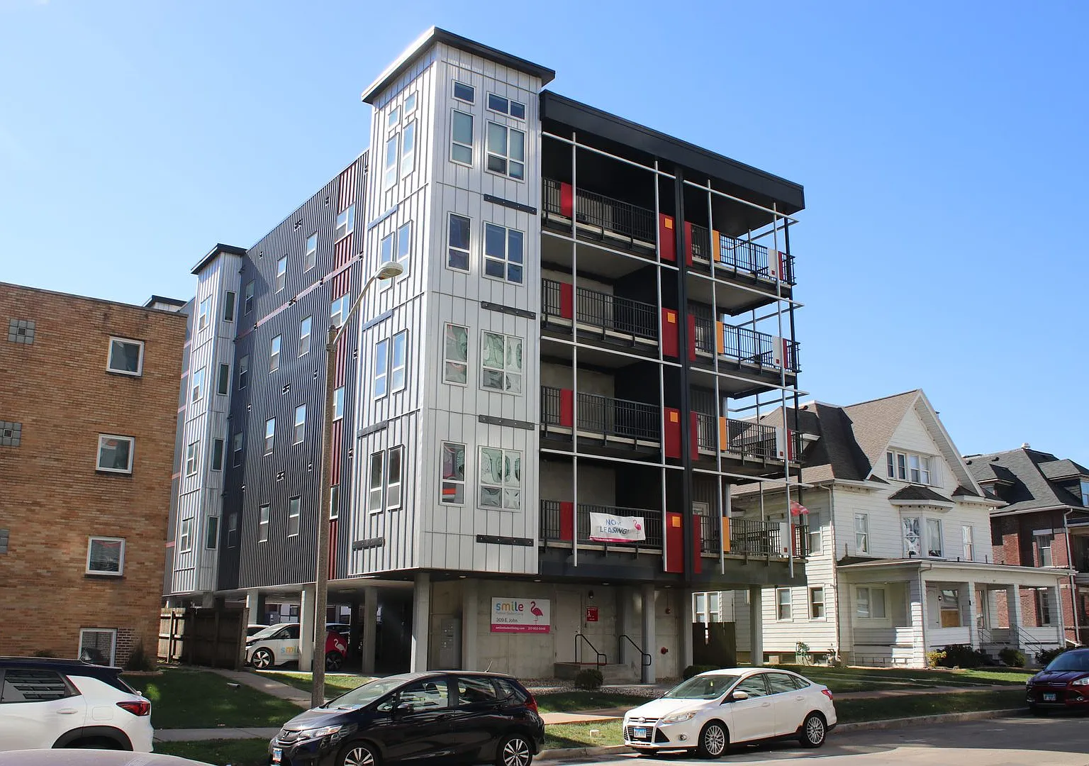 309 E John — Photo 2