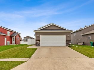 628 Westview Ln E, West Fargo, ND 58078