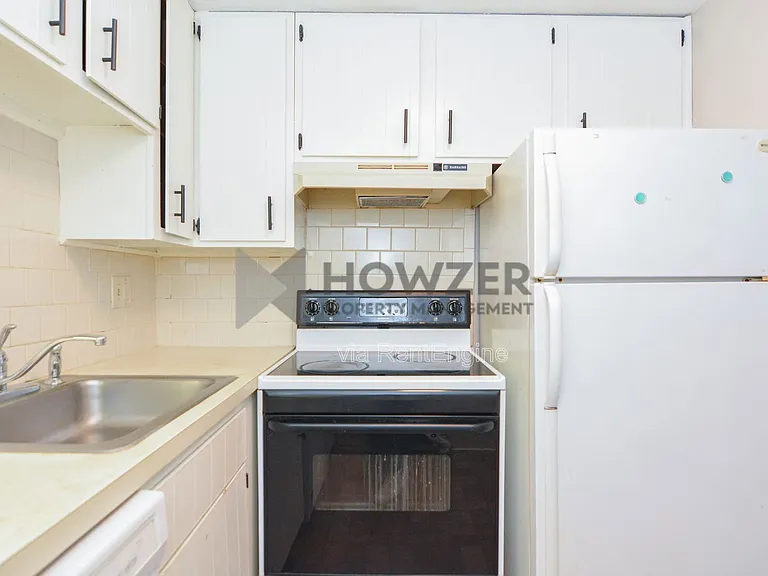 215 Winter St #4J — Photo 2