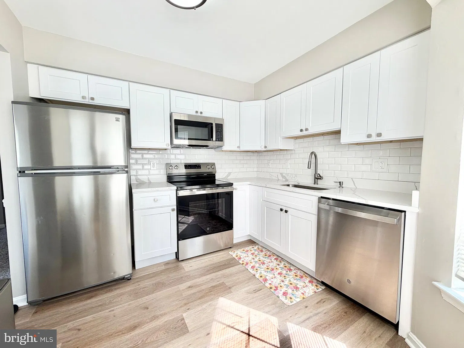 3 bed, 3.5 bath, 1333 sqft, $3,100 — Photo 4