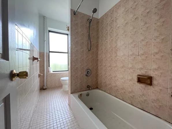 1040 Park Place image 7 of 10