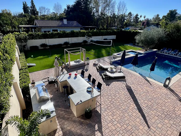 23040 Calvert St — Photo 11