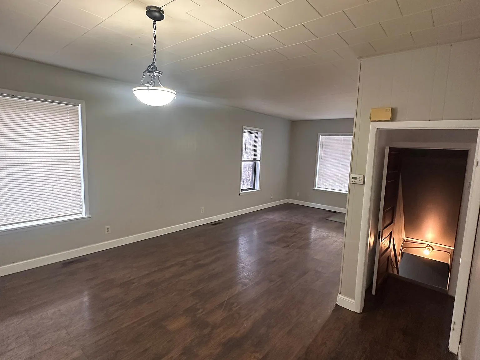 3 bed, 1.0 bath, 1200 sqft, $1,450 — Photo 2