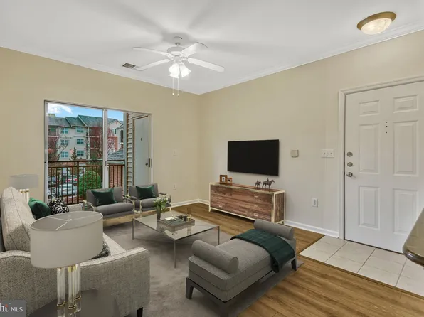 12144 Garden Grove Cir Unit 204, Fairfax, VA 22030