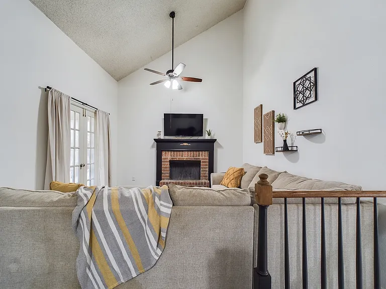 100 Teal Ln — Photo 4