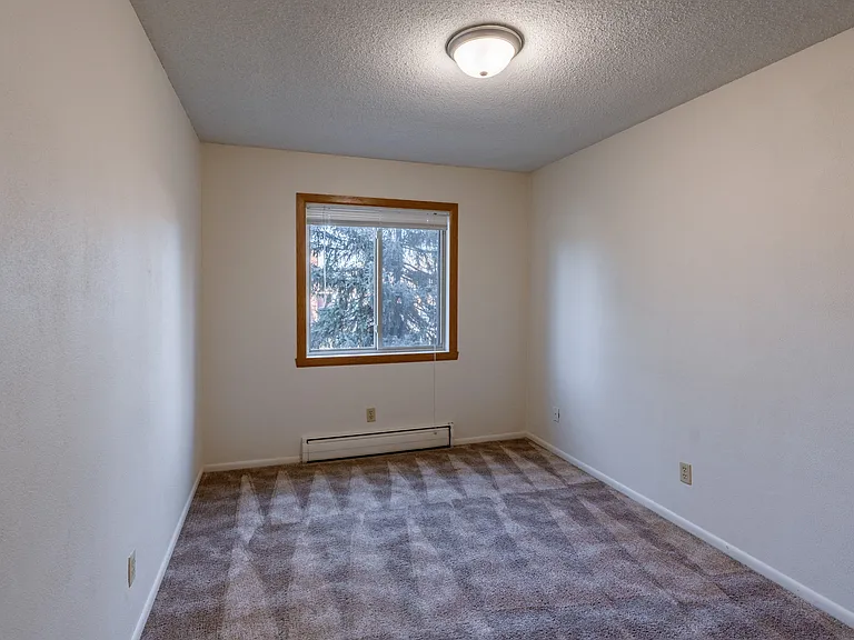 Fargo, ND Woodland Apartments | Bedroom