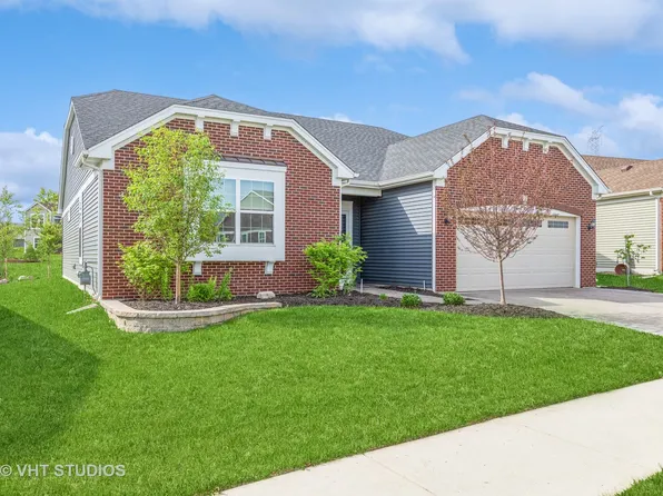 1095 Oak Bluff Rd, Crystal Lake, IL 60012