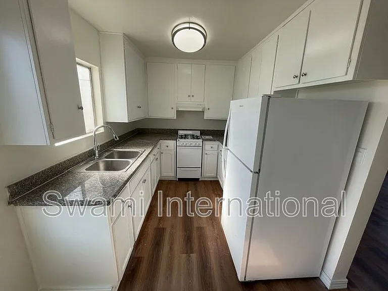 836 W 79th St #4 — Photo 13