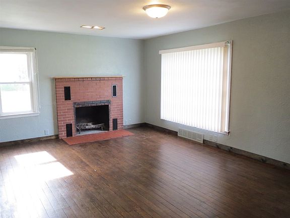 Large Living Room with Fireplace