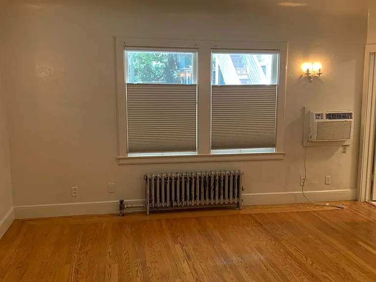 2204 H St — Photo 2