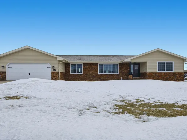 213 5th St NW, Gwinner, ND 58040