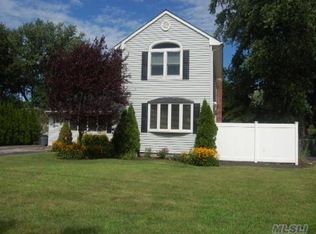 15 Hyacinth Ln, Commack, NY 11725