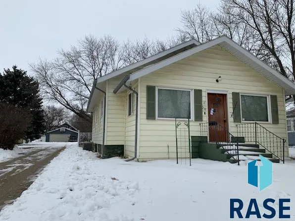 932 E 3rd St, Redfield, SD 57469