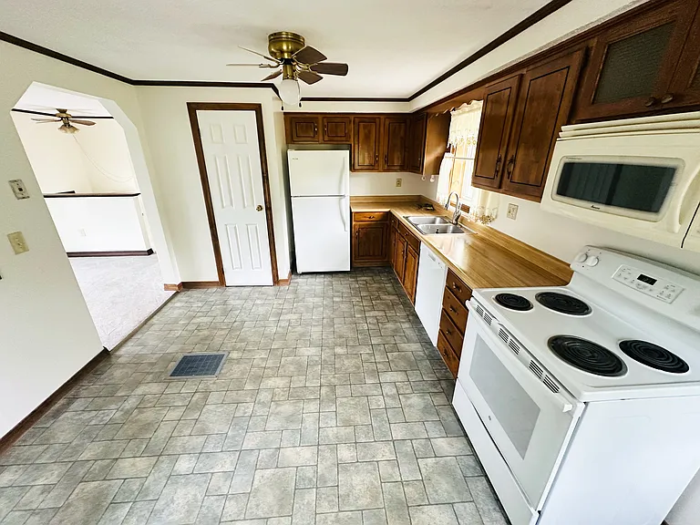 16 J R Dr — Photo 3