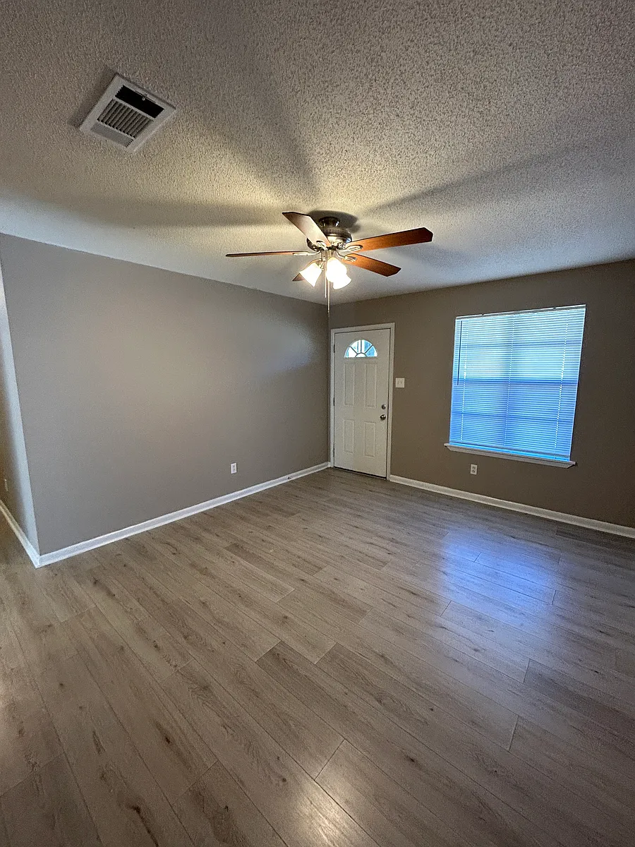 Building Photo - 103 Overland Trl