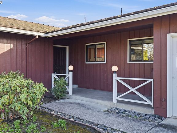 5th image of 922 NE Donelson Rd