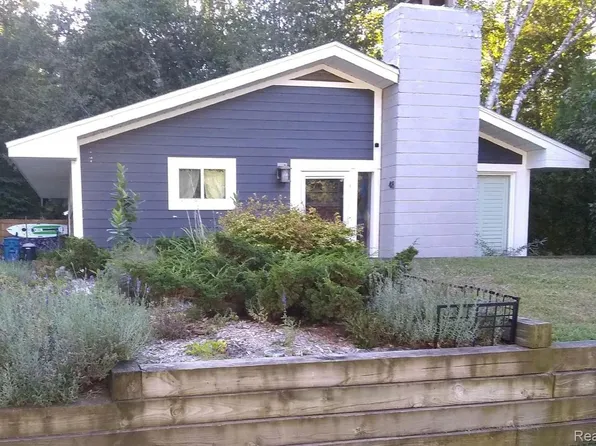 48 Linden St, Frankfort, MI 49635