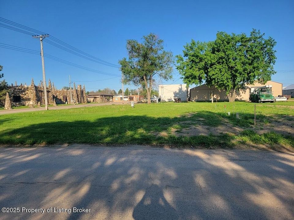 2nd image of 411 1/2 1st Ave E