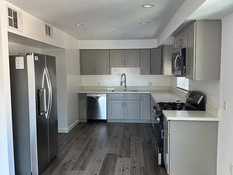 1119 N Berendo St — Photo 15