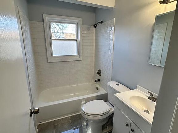 5th image of 2142 Regina Ave