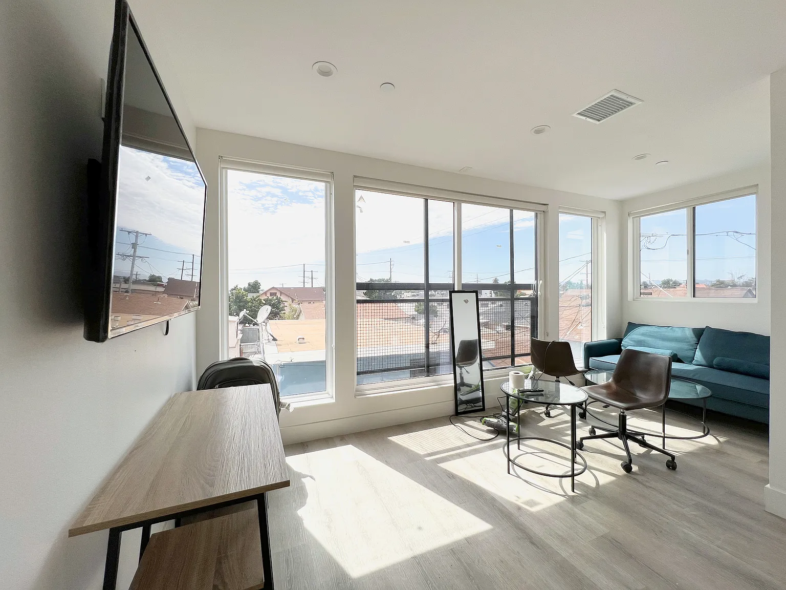 9 bed, 2841 sqft, $998 — Photo 1