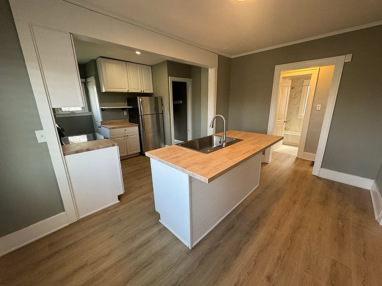 3 bed, 1076 sqft, $2,100 — Photo 4