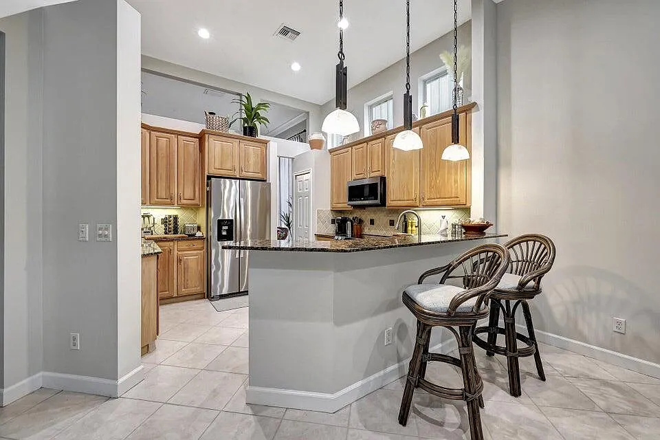 2 bed, 2.5 bath, 2370 sqft, $4,800 — Photo 4