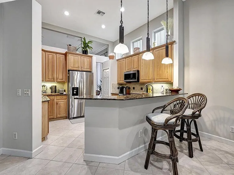 7602 Greenbrier Cir — Photo 4
