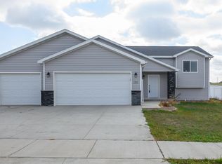 703 Cobblestone Loop SW, Mandan, ND 58554