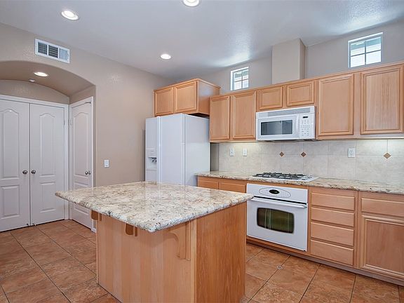 5th image of 317 Bishop Dr